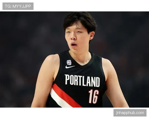 杨瀚森今天机场照也太日常了，手上的咖啡看着比我一个月工资还贵